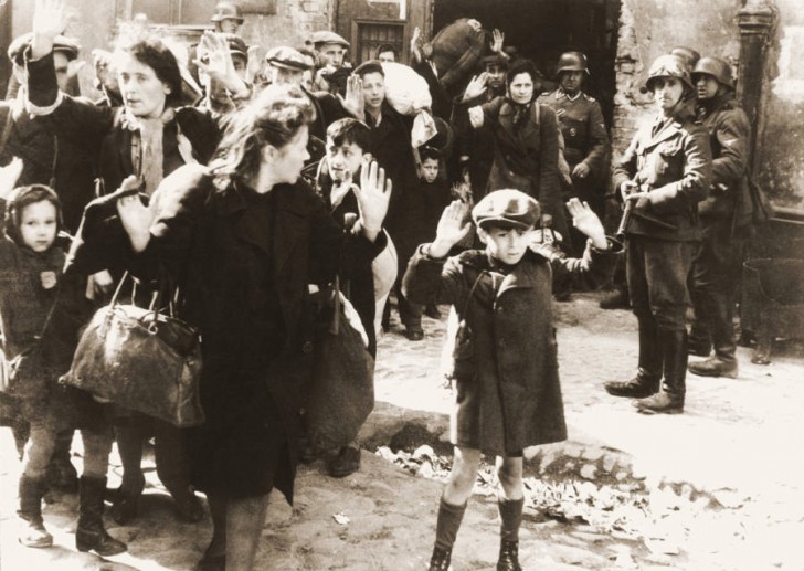 1. Famiglie ebree vengono deportate dopo la rivolta del ghetto di Varsavia (aprile 1943).