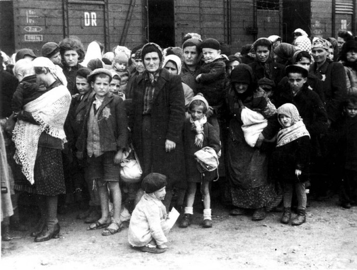 12. I volti dei prigionieri ebrei arrivati al campo di concentramento di Auschwitz (metà del 1944).