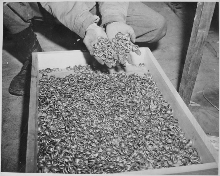2. Le fedi nuziali sottratte ai prigionieri e confiscati dai nazisti.