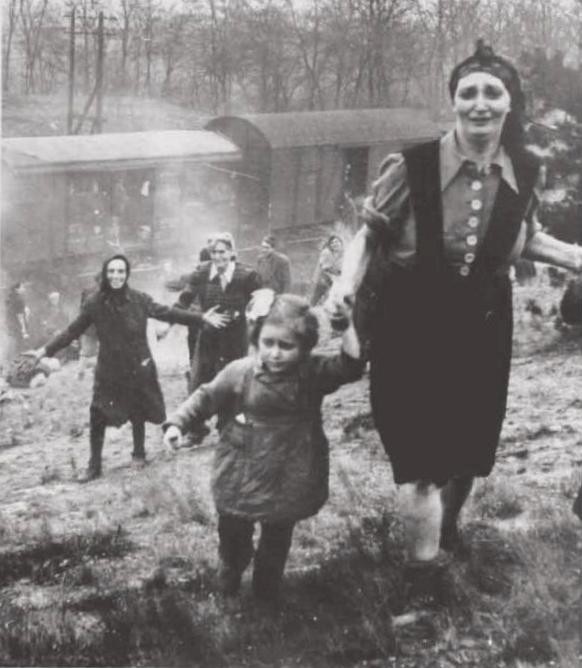 4. Prigioniere liberate da un treno diretto a un campo di concentramento (Magdeburgo, Germania aprile 1945).