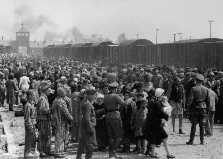 6. Giugno 1944: arrivo di un treno carico di deportati nel campo di Auschwitz.