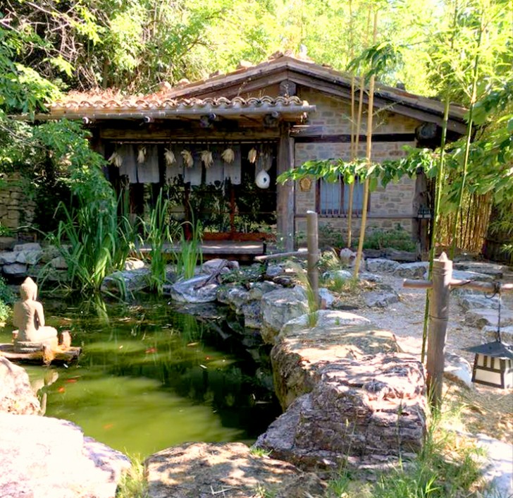 Laghetti con carpe koi e acciottolati con statue di Buddha... L'atmosfera è proprio quella che si vivrebbe in un locale tradizionale giapponese