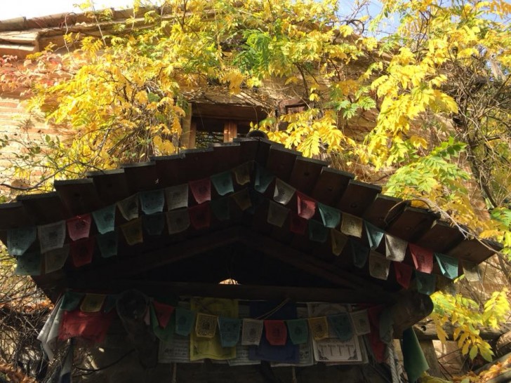 Il ryokan può essere considerato come un centro culturale. Sorge su tre antichi casali ristrutturati seguendo le regole della bio edilizia