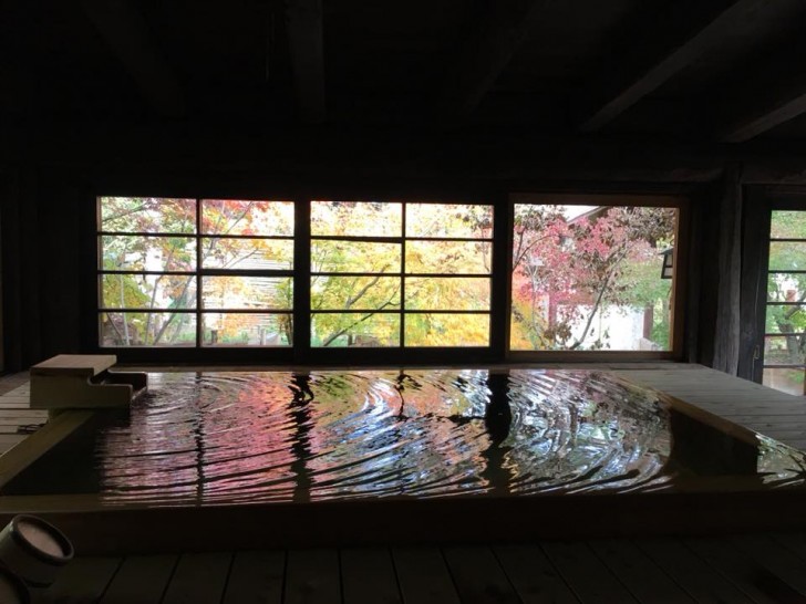 La tradizionale stanza da bagno caldo in cipresso permette di assaporare uno stile di vita Zen