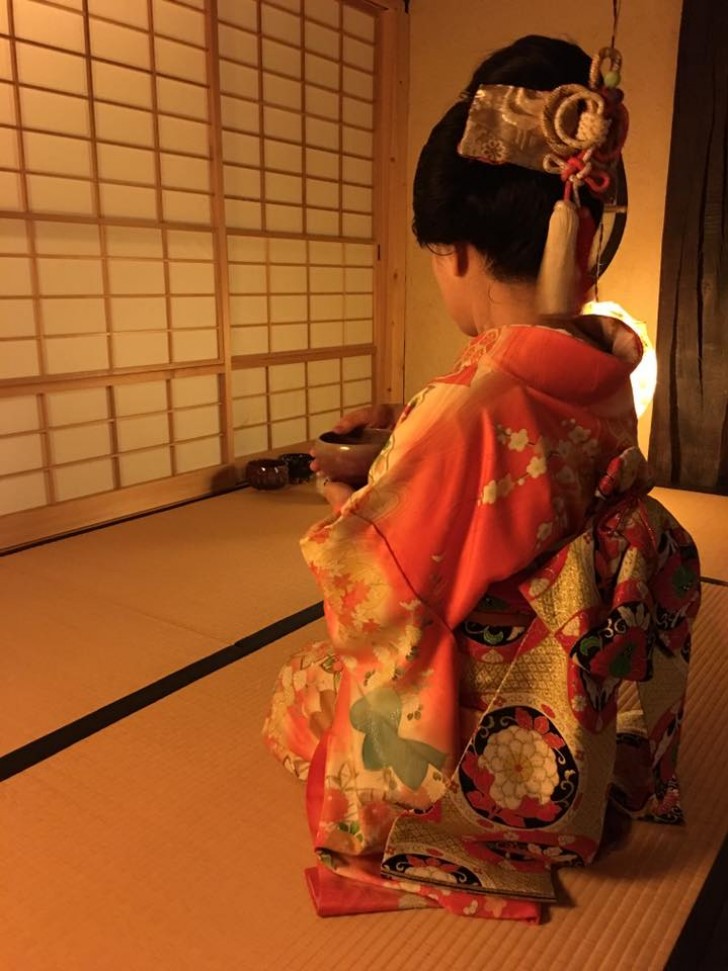 Si può partecipare alla cerimonia del tè così come proposto dalla scuola Omotesenke, oppure prendere lezioni di meditazione nel tempio