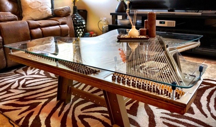 10. Une belle table faite avec de vieux composants de piano