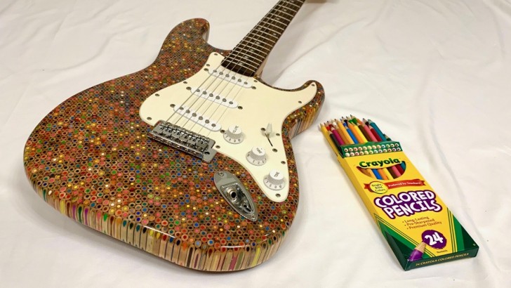 13. Cette guitare faite avec des crayons de couleur a-t-elle un son particulier ? Qui sait !