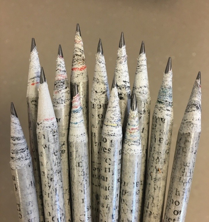 7. Des crayons faits à partir de vieux journaux.