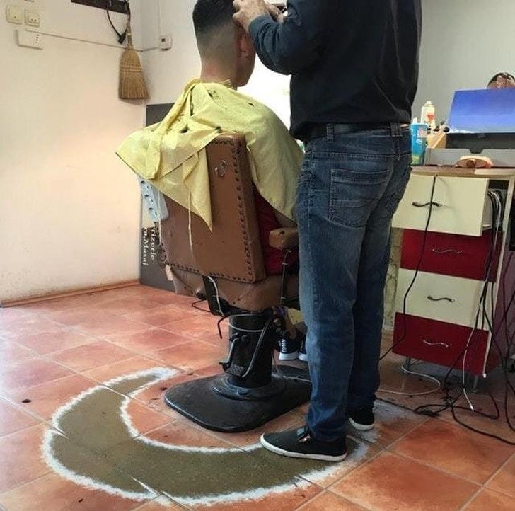 18. Questo barbiere deve aver avuto moltissimi clienti negli anni...