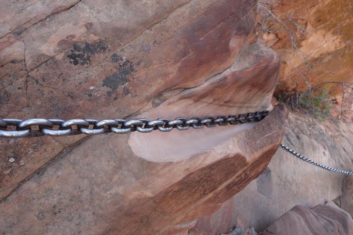 2. Questa catena ha scavato una formazione rocciosa del Parco Nazionale di Zion (USA)