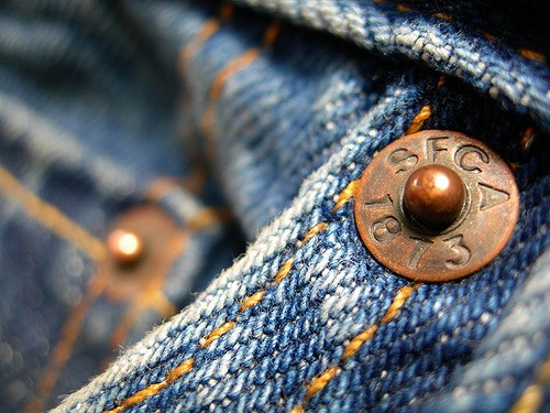 9. De metalen knopen van jeans werden ingevoegd om de naden van de stoffen te versterken op de punten waar ze makkelijker los zouden laten; daarna werden ze een integraal onderdeel van het ontwerp