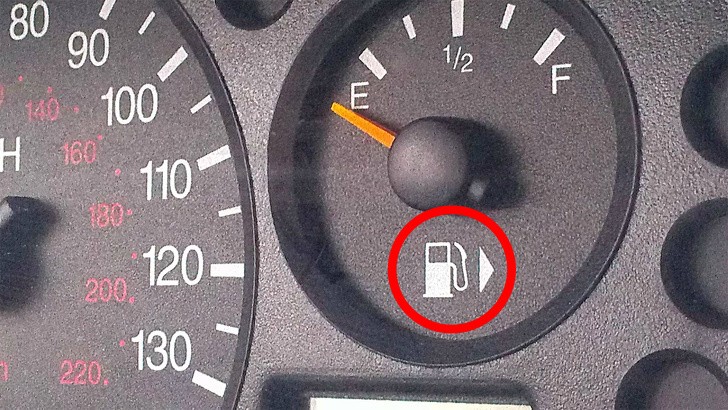 4. De pijl naast het symbool van de benzine wordt gebruikt om aan de bestuurder aan te geven aan welke kant het bijtankgat is