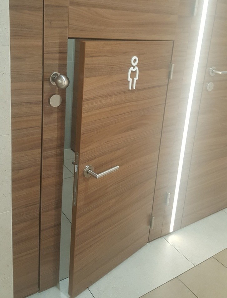 1. Ein Badezimmer mit einer Minitür, die für Kinder geeignet ist