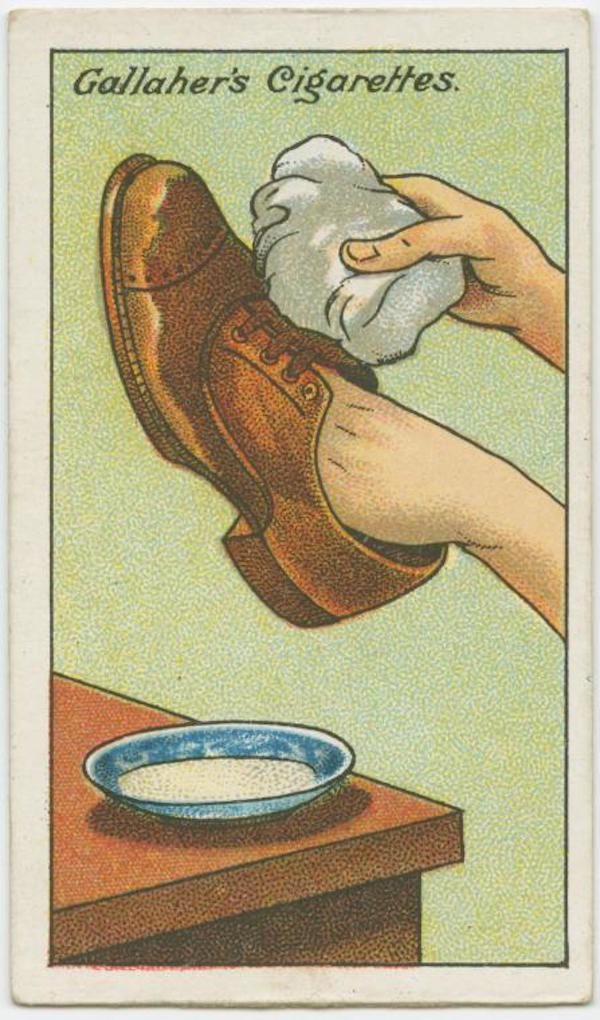 7. Pour enlever les taches d'eau ou de sel des chaussures, frottez avec une solution d'eau gazeuse et de lait, puis nettoyez-les normalement.