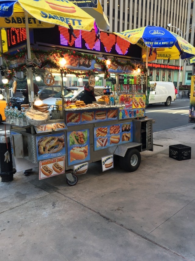 10. Tenir un kiosque à hot-dogs dans les quartiers les plus prisés de New York peut coûter jusqu'à 4 millions de dollars par an !