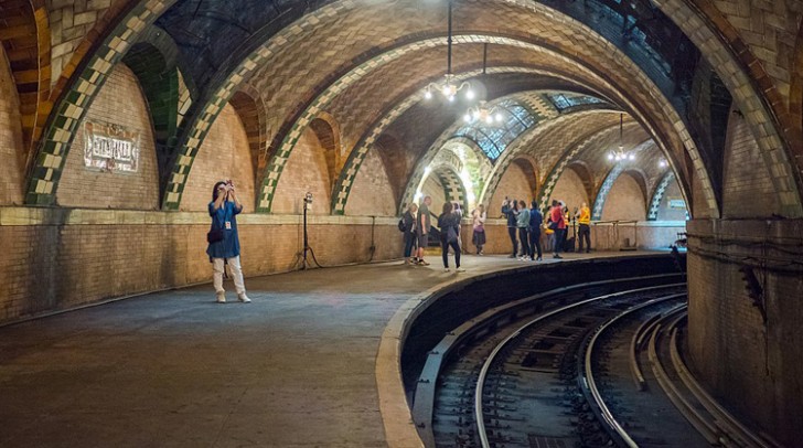 6. Er zijn veel geheime of verlaten metrostations onder de grond in New York. Een daarvan bevindt zich onder het stadhuis...