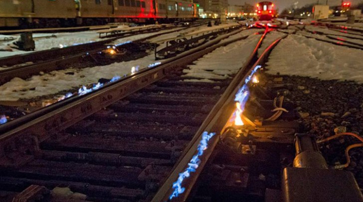 8. A New York i binari della metropolitana vengono incendiati quando fa molto freddo per liberarli dal ghiaccio