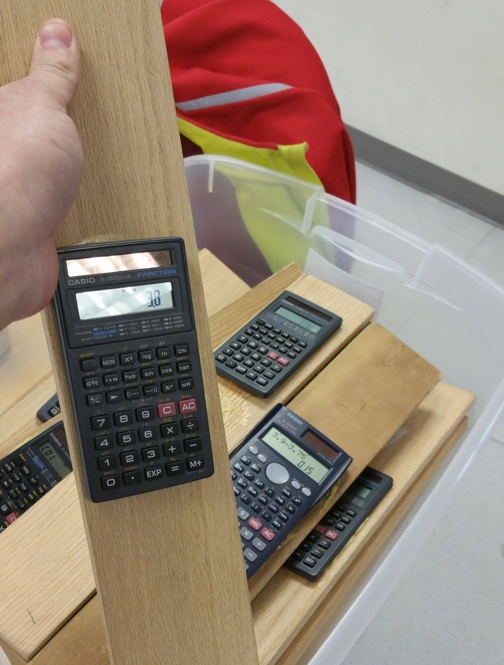 12. Un modo pratico per evitare che le calcolatrici vengano rubate nelle scuole!