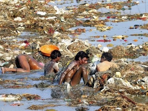 En Inde, le problème de la pollution est répandu dans tout le pays : il n'existe aucune culture du recyclage et souvent de la protection de l'environnement, ni de systèmes permettant de collecter les déchets.