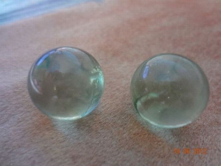 3. Non sono sfere misteriose, sono gocce di semilavorato in uso nelle fabbriche di vetro che cade dagli imballaggi