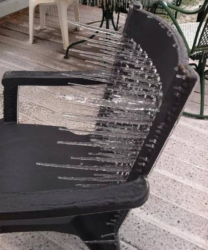 11. Une chaise qui est restée à l'extérieur pendant la tempête de froid