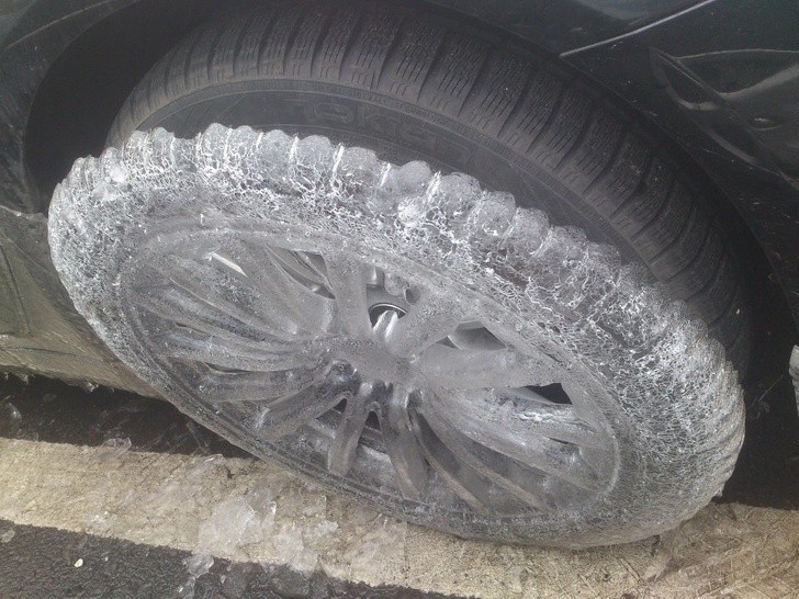 12. "Dopo giorni di pioggia congelata si è staccato questo stampo dalla ruota!"