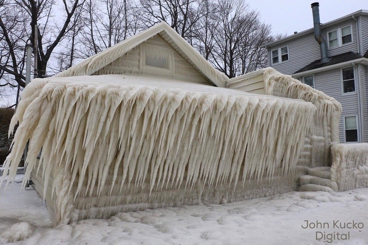 14. La ormai popolare "Casa di ghiaccio" nei pressi del Lago Ontario (USA)
