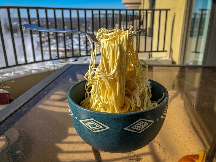 15. Ce n'est pas le meilleur jour pour manger des spaghettis sur la terrasse !