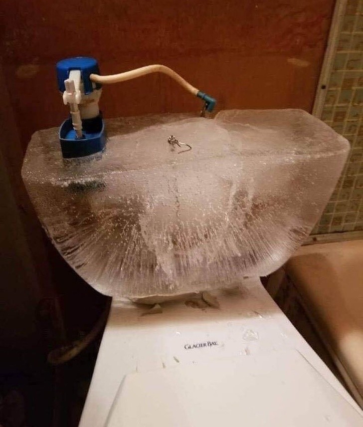 17. Il sifone di questo bagno si è congelato ed è esploso!
