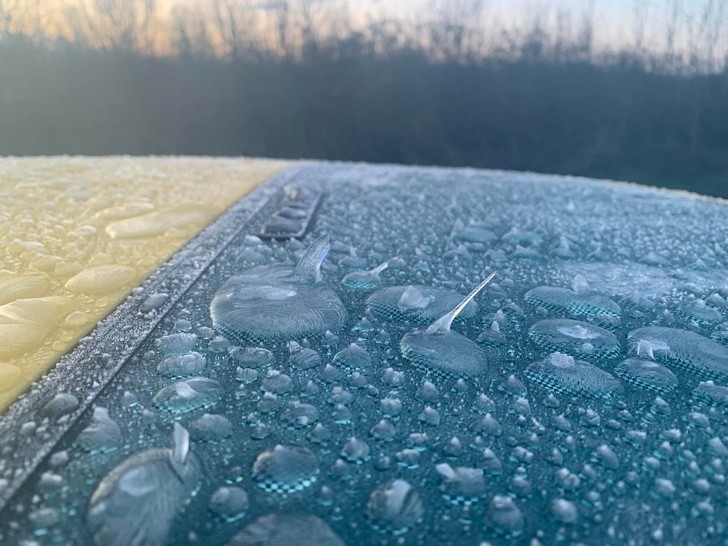 20. Acqua congelata sul parabrezza dell'auto