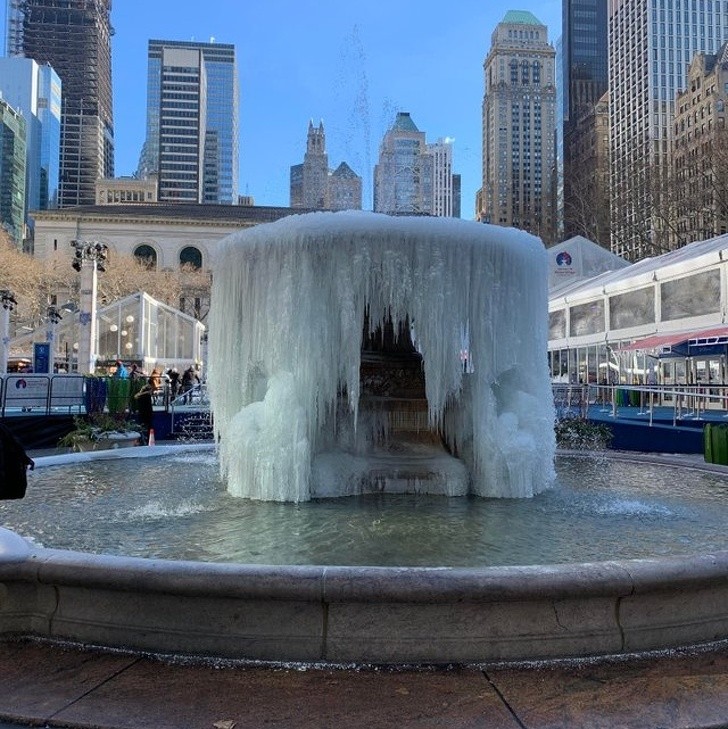 4. Una fontana di ghiaccio a Bryant Park (New York)