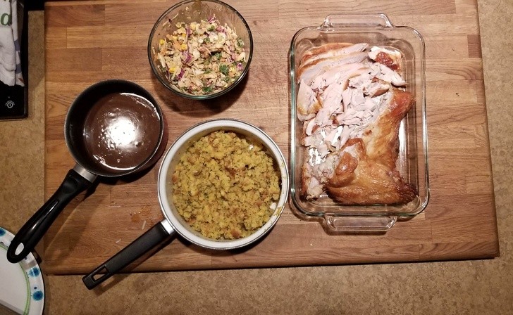 13. Un père divorcé a conduit 2000 miles et a préparé ce repas pour passer Thanksgiving avec son fils.