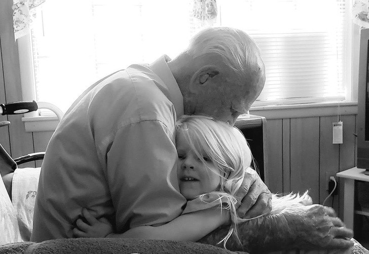 4. Le jour de son 103e anniversaire, le grand-père embrasse son arrière-petite-fille.