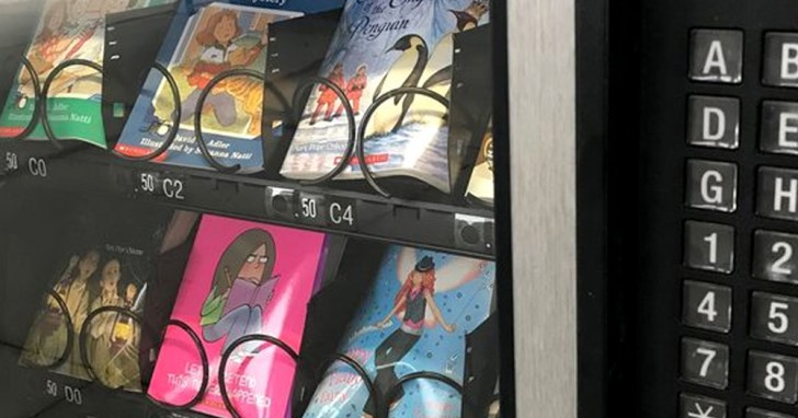 Deze school heeft een verkoopautomaat geïnstalleerd die boeken verkoopt in plaats van snacks - 2