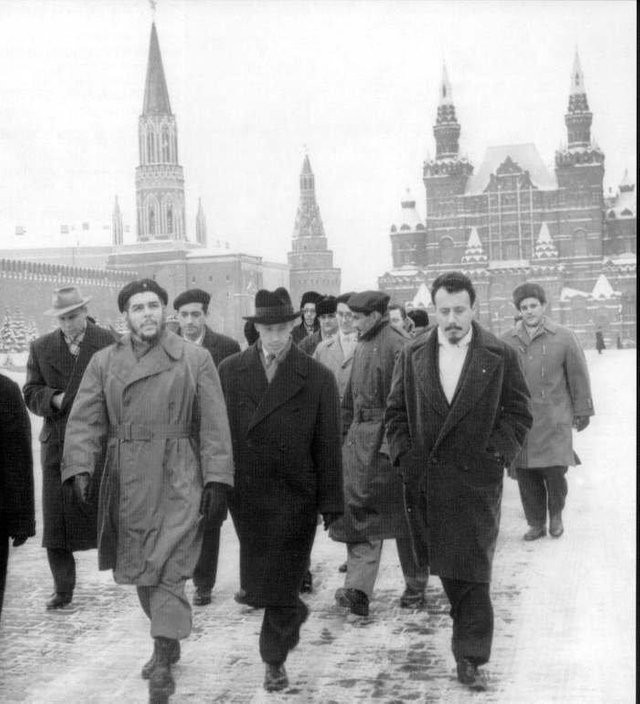 13. Che Guevara spaziert auf dem Roten Platz von Moskau (November 1964)