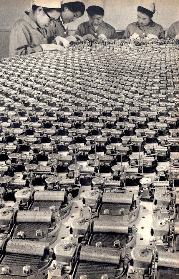 15. Un'ipnotica catena di montaggio presso un'azienda produttrice di casse musicali, Giappone 1963