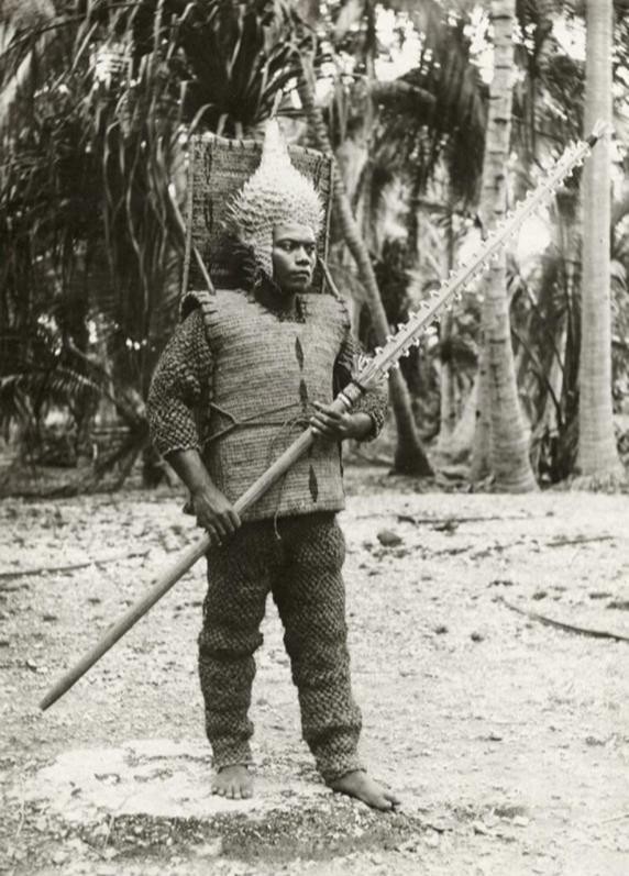 3. Ein Krieger von den abgelegenen Gilbert Islands (Pazifik) Anfang 1900: Er hat einen Helm aus Kugelfischen, ein Schwert aus dem Horn eines Sägefisches und eine Rüstung aus Kokosnuss
