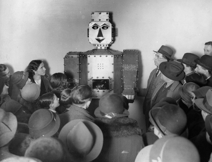 4. Selfridge's Department Store in London: Die Kunden hören aufmerksam auf einen Roboter, der die Zukunft voraussagt, 1934