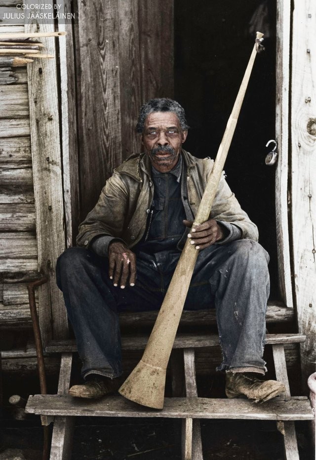 6. Ein ehemaliger Sklave posiert mit dem Horn in der Hand, mit dem die Sklaven zurückgerufen wurden (Texas, USA, 1939)