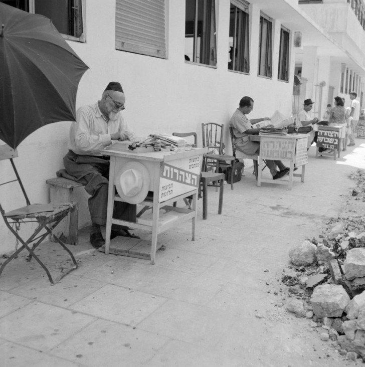 7. Tel Aviv, Israel, 1964: Da viele jüdische Einwanderer die hebräische Sprache nicht gut kannten, boten diese Männer an, ihnen beim Schreiben von Briefen und Dokumenten zu helfen