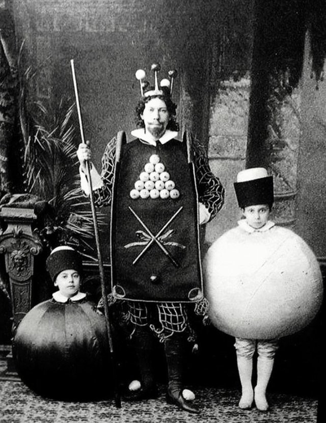 8. Maskenball am Hof des Russischen Reiches, mit Teilnehmern als Billardkugeln verkleidet (1896)