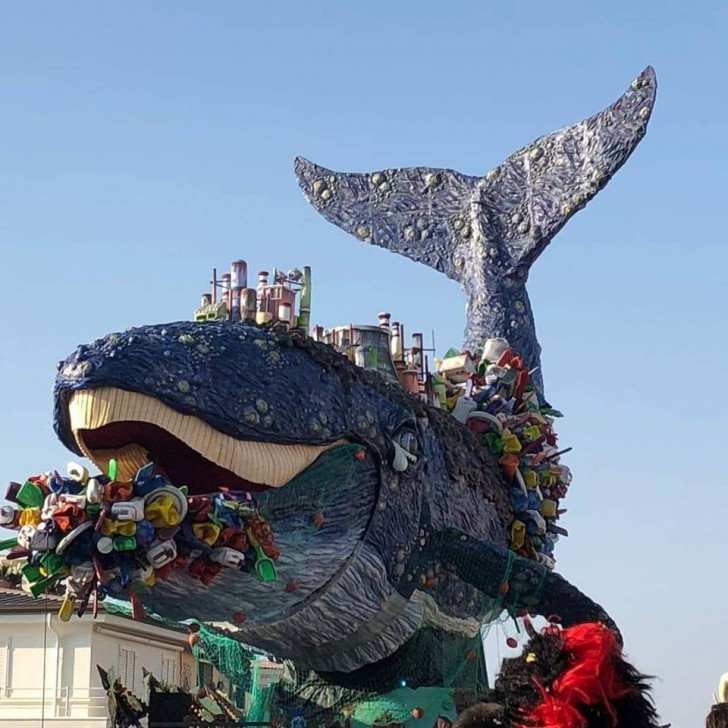 Carnevale di Viareggio: tra i carri un'enorme balena coperta di rifiuti per denunciare la plastica nei mari - 1