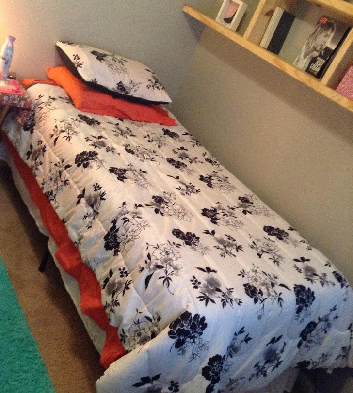 2. Dopo anni passati a dormire sul pavimento, quindi su un materasso ad aria, finalmente possiede un vero letto