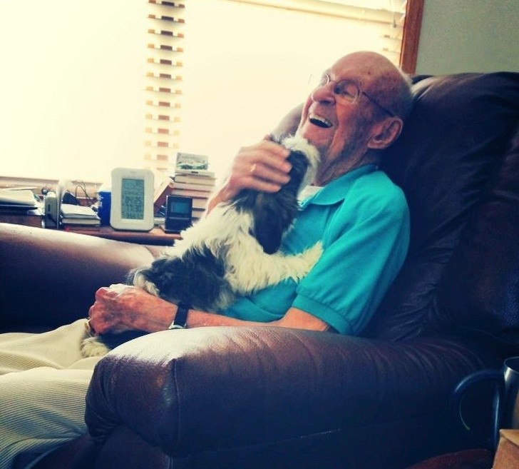 20. Der 101-jährige Großvater trifft den neuen Familienwelpen: Er wirkt begeistert, nicht wahr?