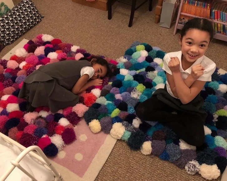 5. La madre ha realizado dos alfombras con los pompones de colores preferidos de sus hijas: ha empleado 80 horas y 320 pompones, pero el resultado ha sido el entusiasmo y la alegria de las niñas