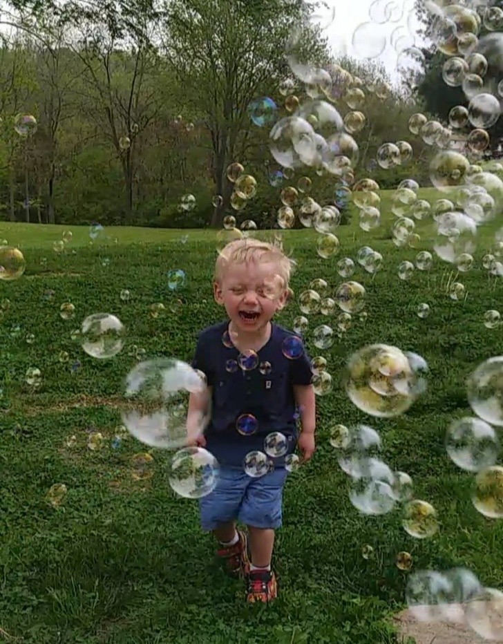 6. Seifenblasen sind ein unverzichtbares Element für eine glückliche Kindheit