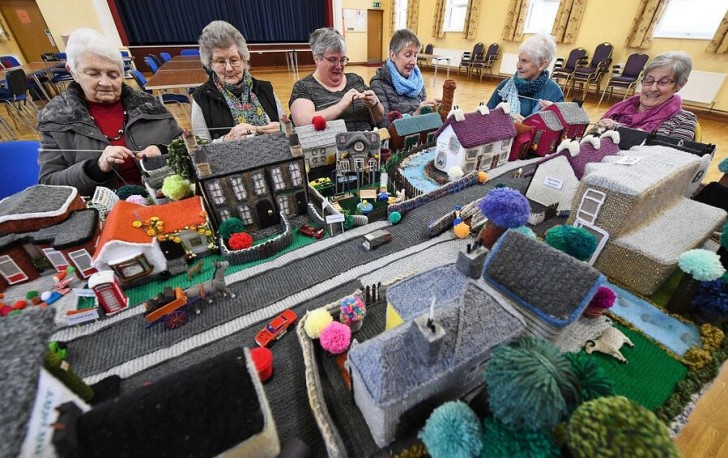 Das kleine Dorf Cloughmills liegt in Nordirland, wo Frau May Aitcheson vor 7 Jahren den heute berühmten Cloughmills Crochet Club gründete.
