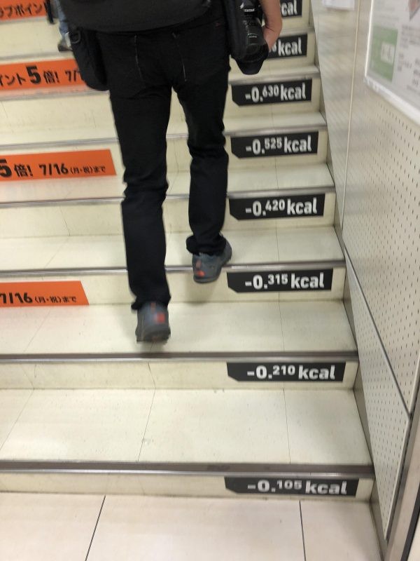 5. Ces escaliers indiquent combien de calories on perd à chaque marche