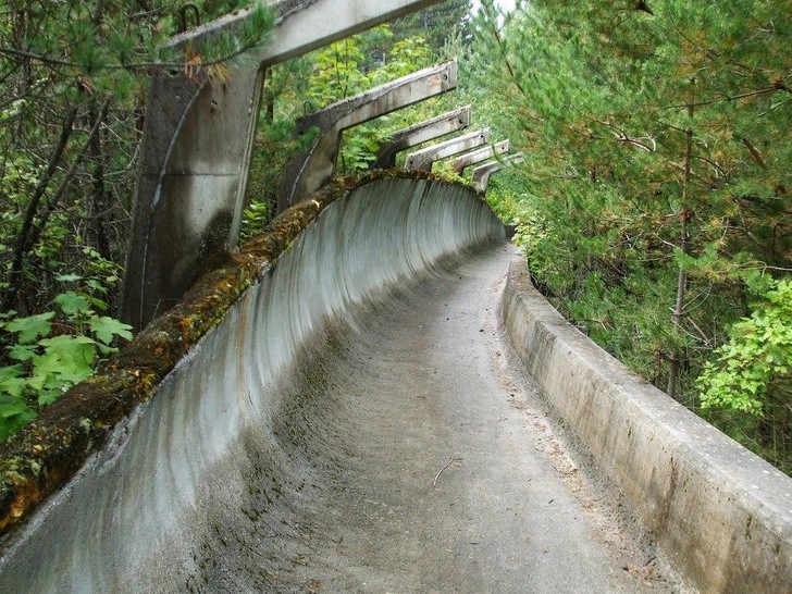 12. Une piste de bobsleigh abandonnée, construite pour les Jeux olympiques d'hiver de 1984.