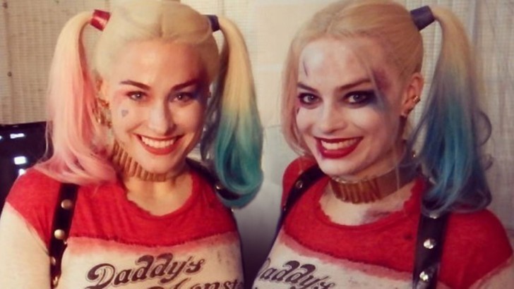 15. Harley Queen alias Margot Robbie samen met haar stuntvrouw op de set van "Suicide Squad"